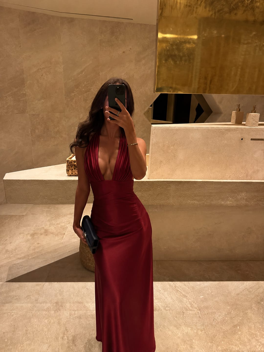 Customer photo review of VESTIDO MAXI SATÉN HALTER CON ESPALDA DE CORSÉ