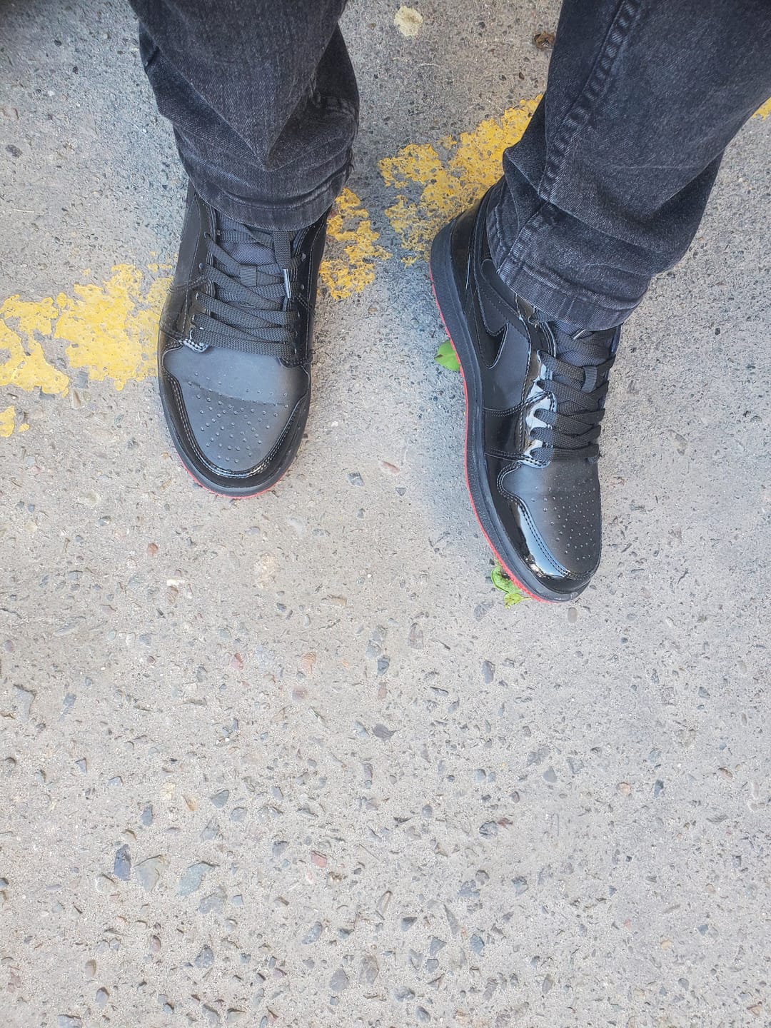 Customer photo review of Tenis Retro 1 Charol Negro Suela Rojo