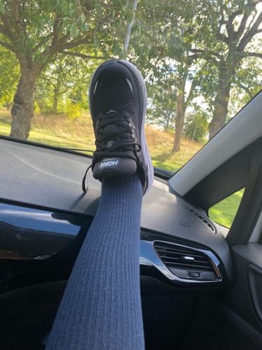 Reviewer's blue Diasocks Stödstrumpor worn on a foot resting in a car.