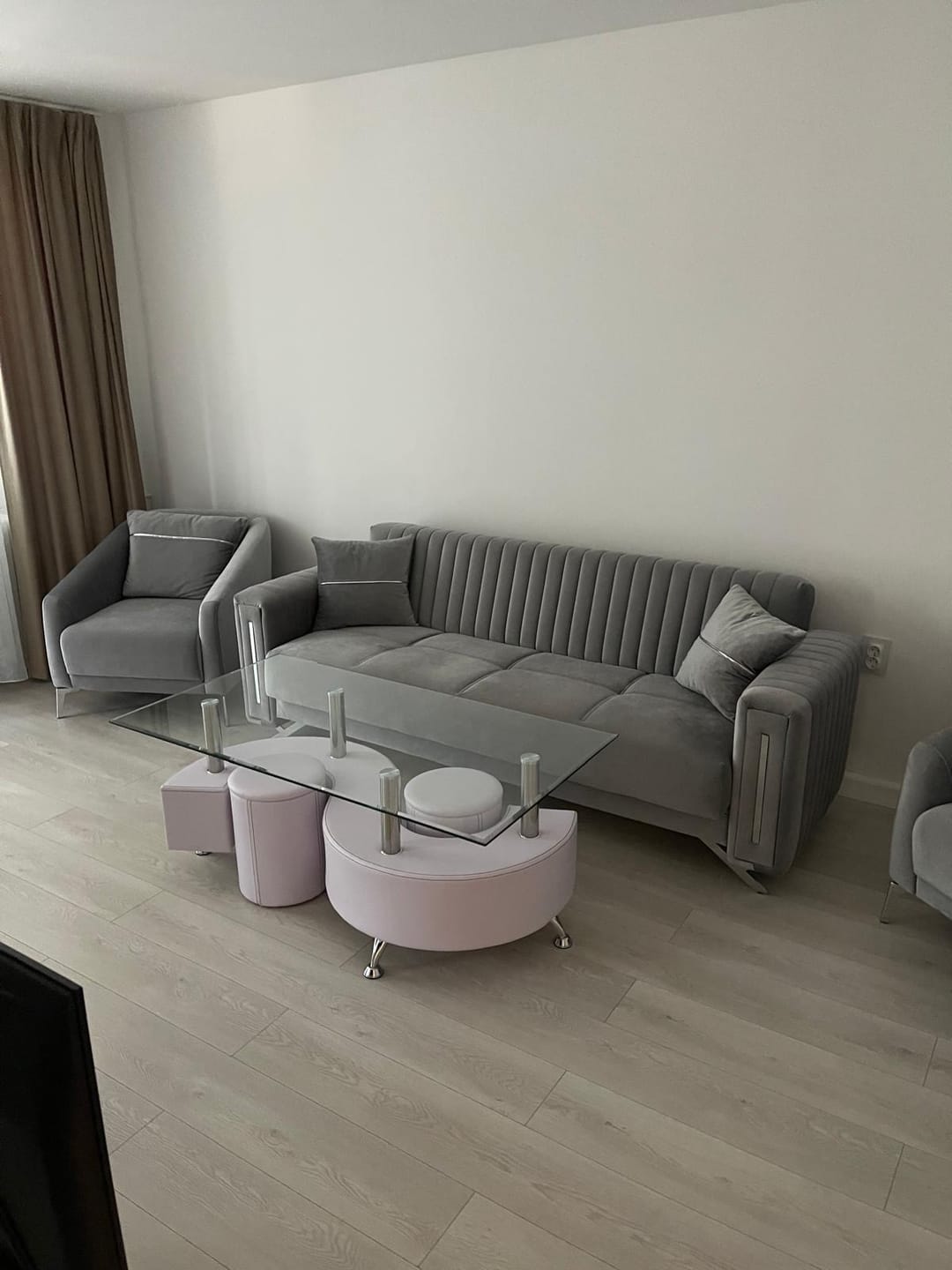Customer photo review of Set masuta cu 2 taburete NINA 3, alb, sticla/otel, 130x70x55 cm