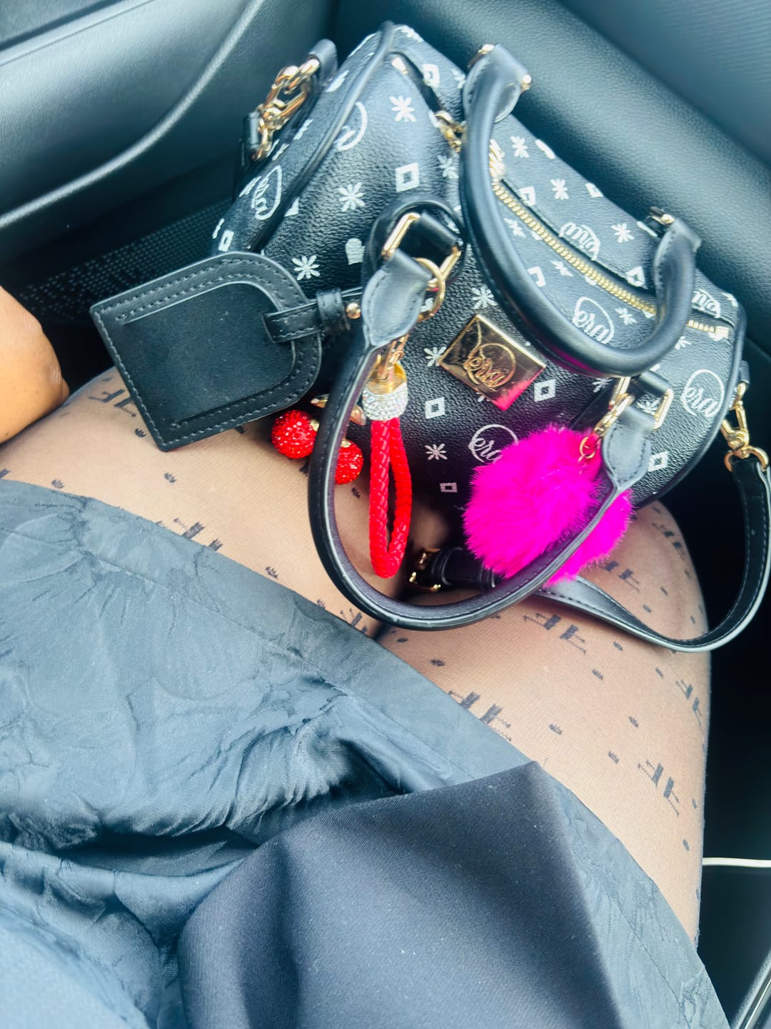 Customer photo review of ERA Oversized Kisslock Chain Bag – Black