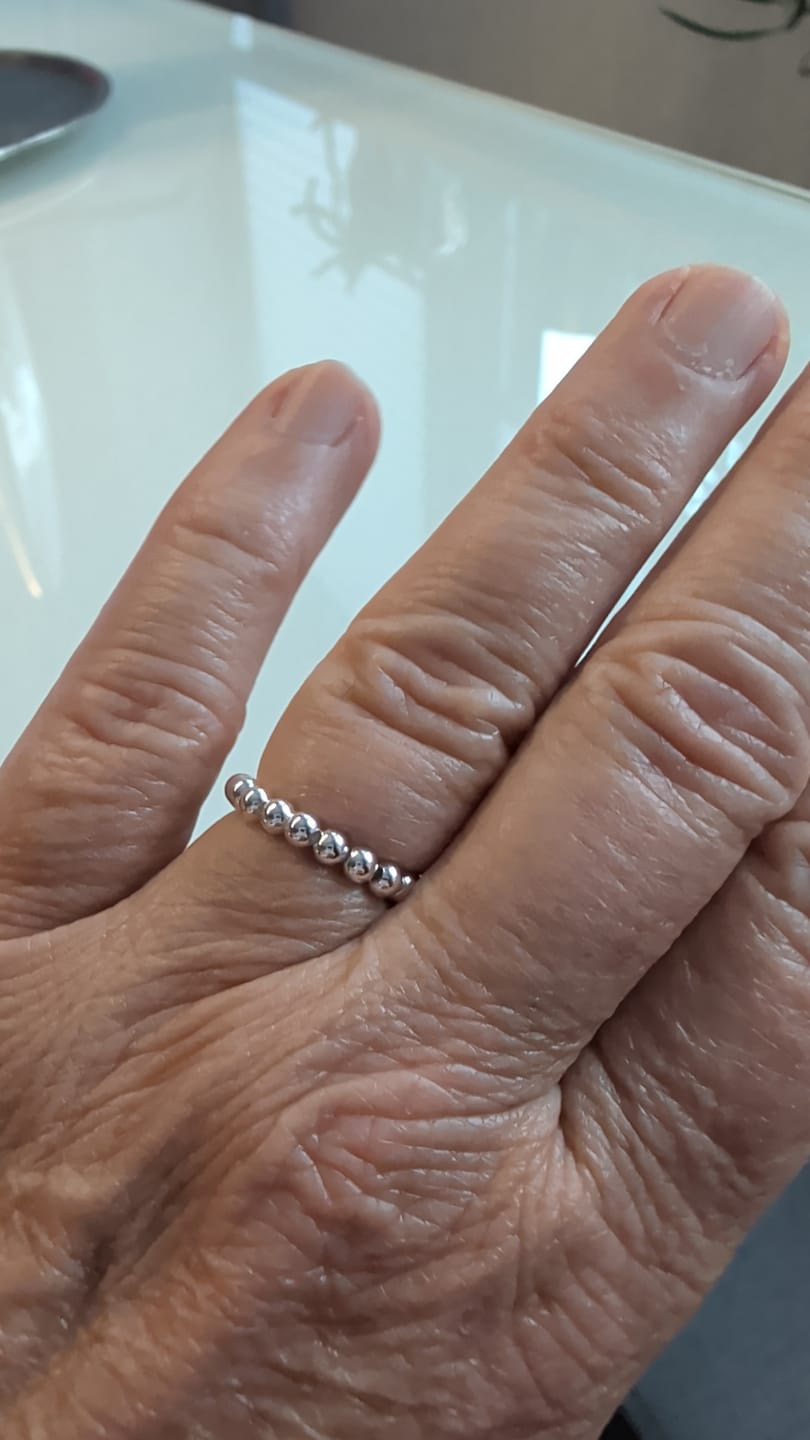 Customer photo review of Flex-Ring versilbert, passt elastisch bis Größe 56, nickelallergiefrei