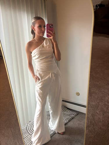 Customer's white Sorrento Linen Top and matching pants, worn as a set in a mirror selfie.