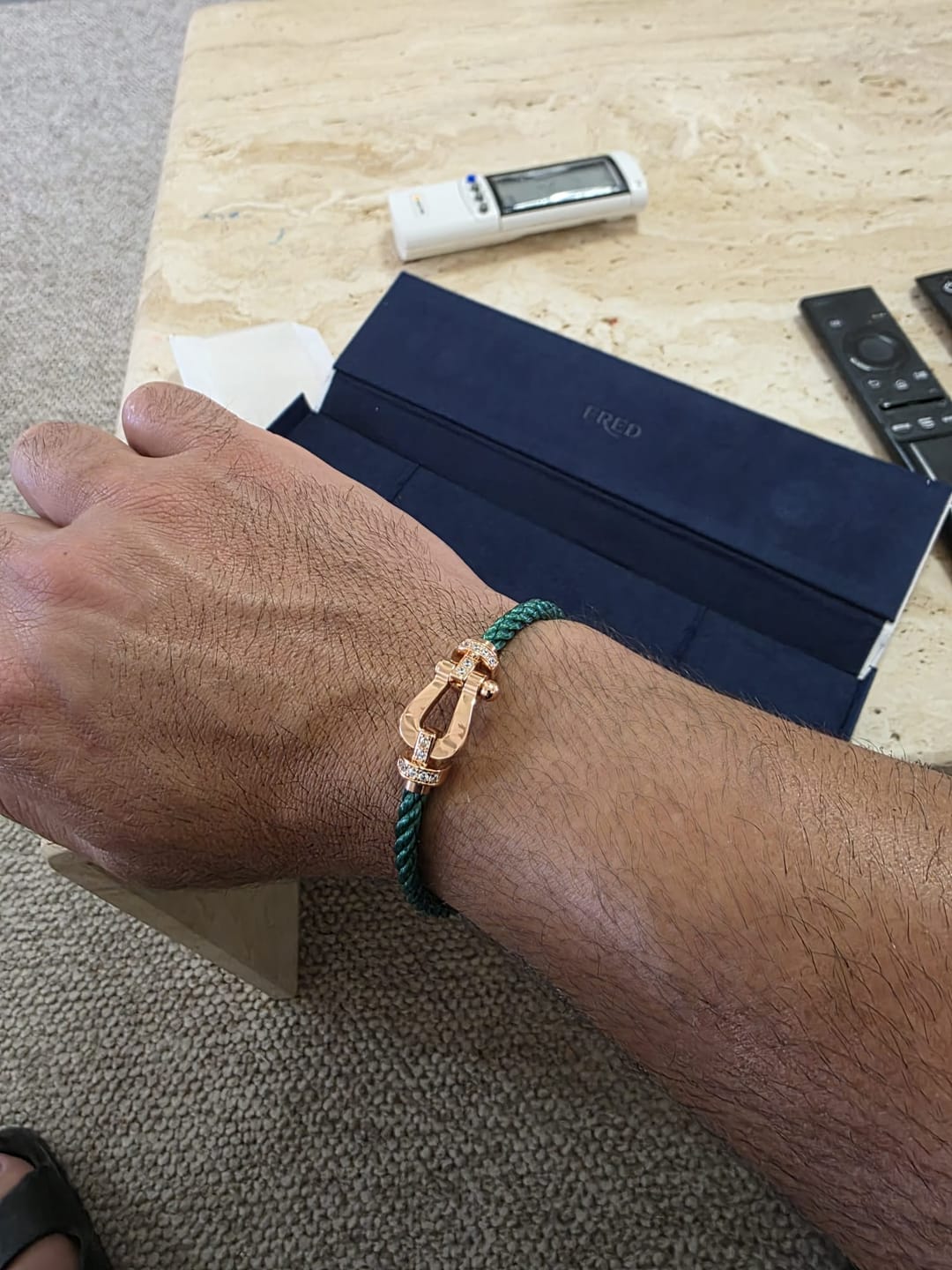 Customer photo review of צמיד יוקרתי עם רצועת חבל ירוקה ואבזם בגוון רוז־גולד משובץ חצי זירקונים נוצצים — JEWELLUXE™