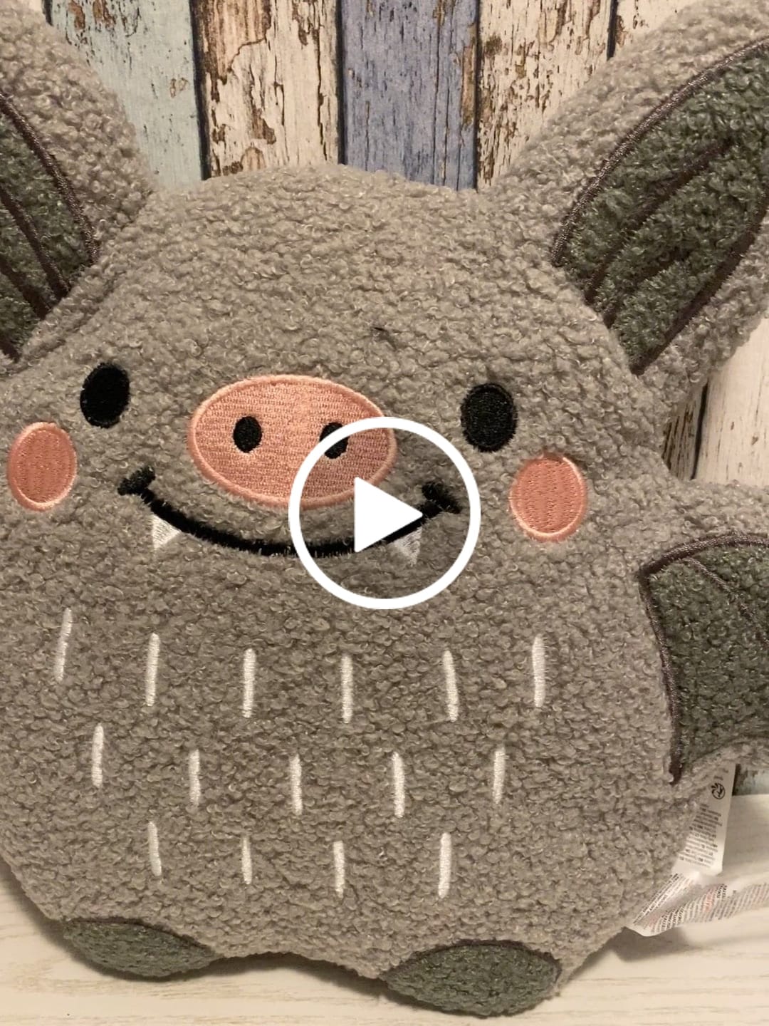 Customer video review of Fledermaus Kissen Bouclé – Kuscheliges Dekokissen für spooky Stimmung