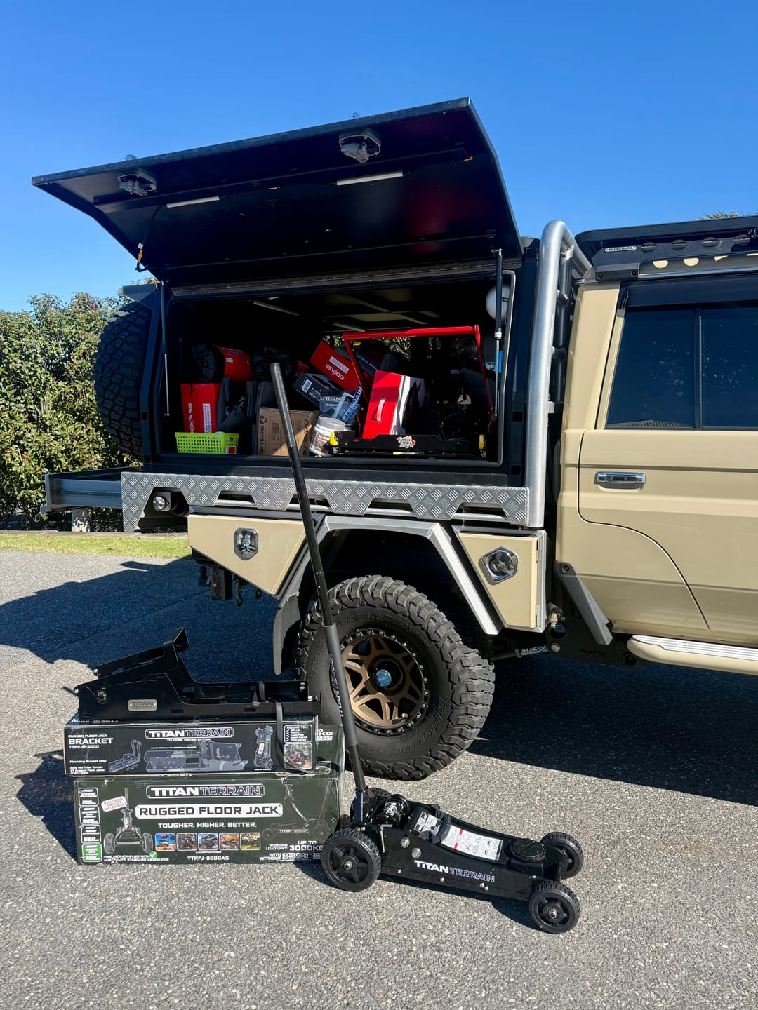 Customer photo review of TITAN TERRAIN 3T Travellers Jack Pack - Includes 3000KG Jack, Bracket & Cover Bag