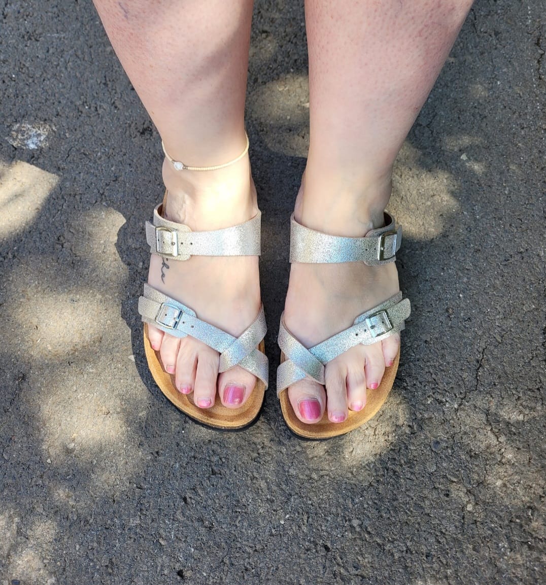 Customer photo review of Garlic Comfort Footbed Sandals