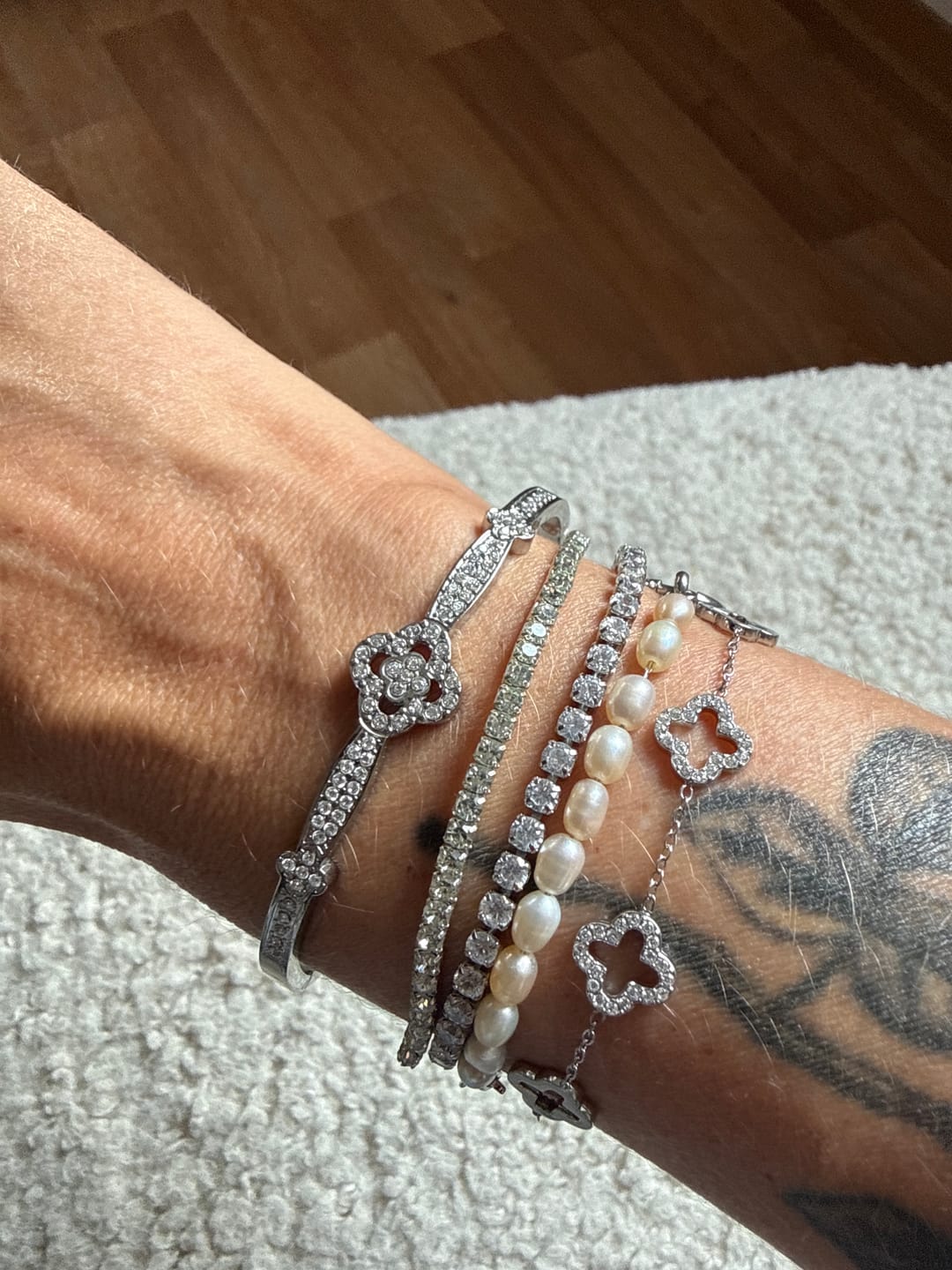 Customer photo review of Crystal Pave Flower Armreif 14K Vergoldet