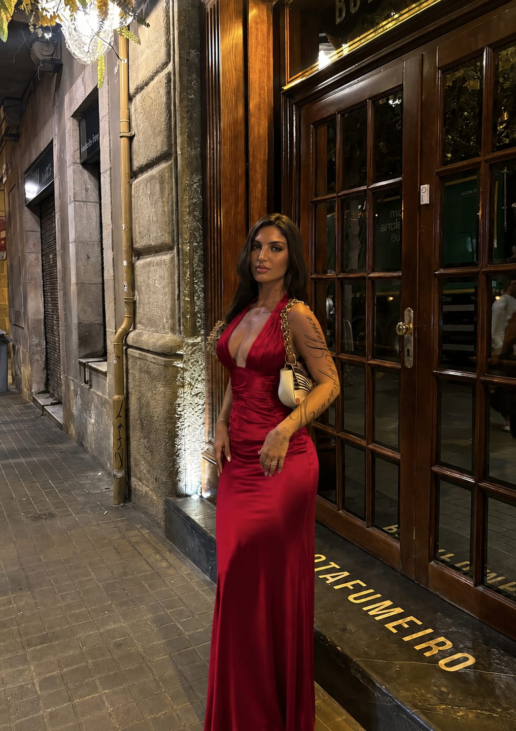 Customer photo review of VESTIDO MAXI SATÉN HALTER CON ESPALDA DE CORSÉ