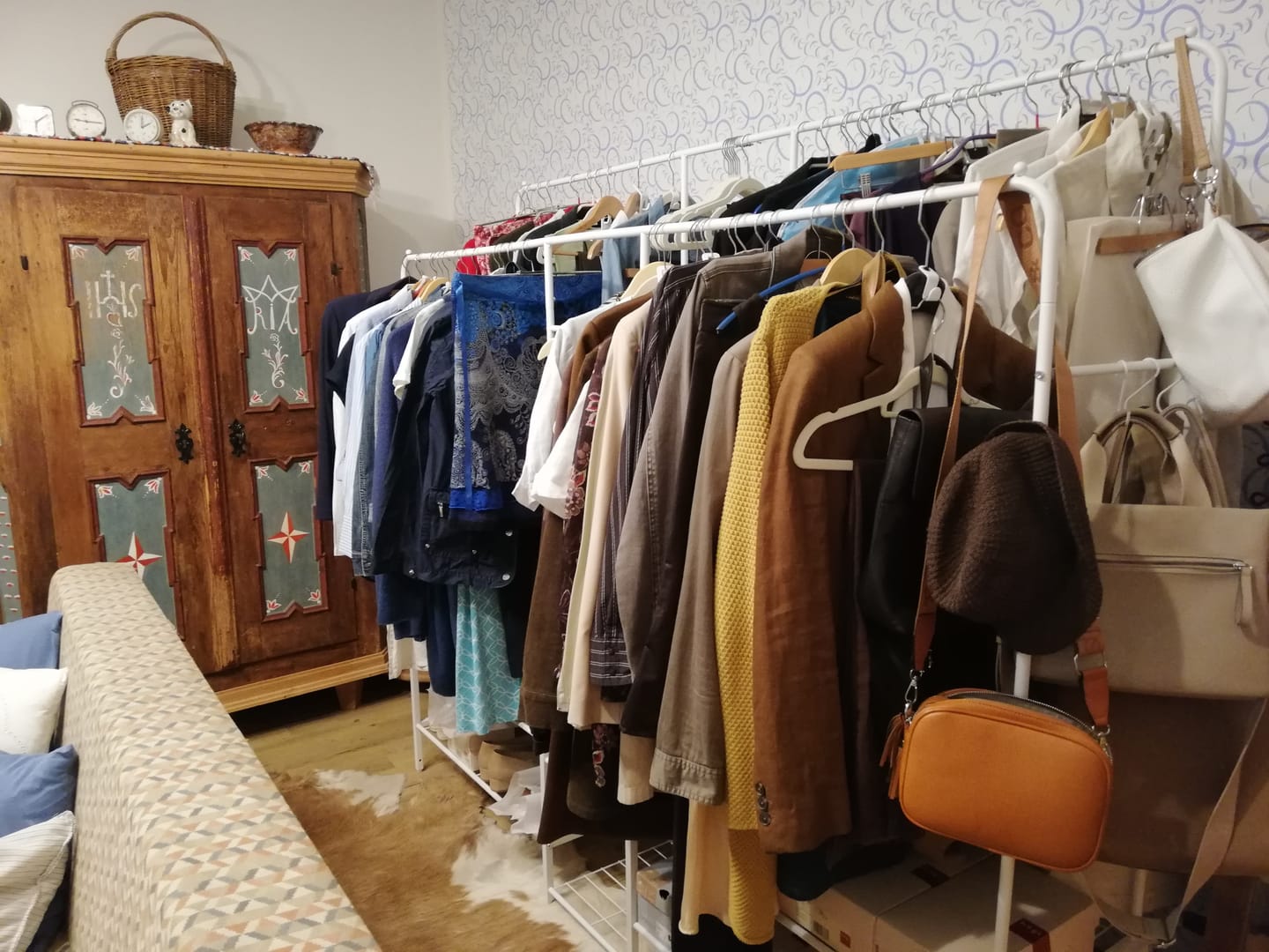 Customer photo review of Schwerlast-Kleiderständer Schwarz – Leon – 150 kg, Stehend mit Ablagen