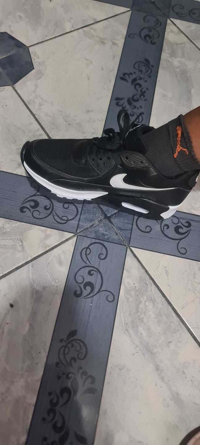 Customer photo review of Tenis Max 90 Negro Blanco