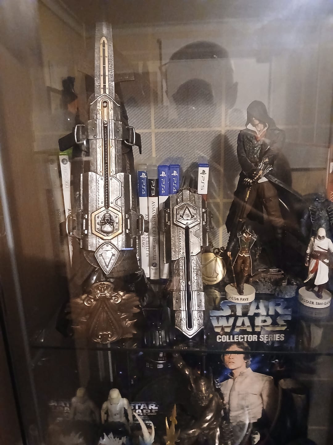 Customer photo review of Assassin's Creed Black Flag Resynced - Official Edward Kenway Hidden Blade Lifesize Replica