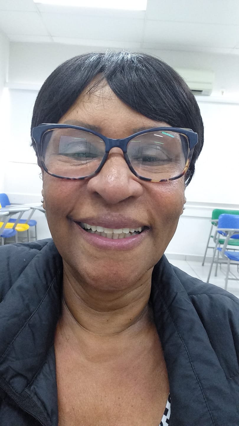 Customer photo review of Peruca Esther Castanho Escuro Curta Franja (Premium)
