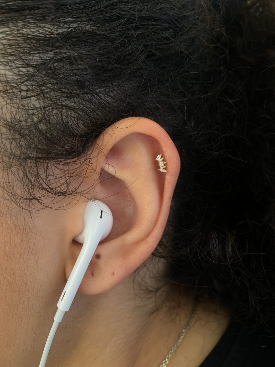 Customer photo review of Gaudi Figürlü Zincir Sallantılı Taşlı Yatay Bar Altın Piercing