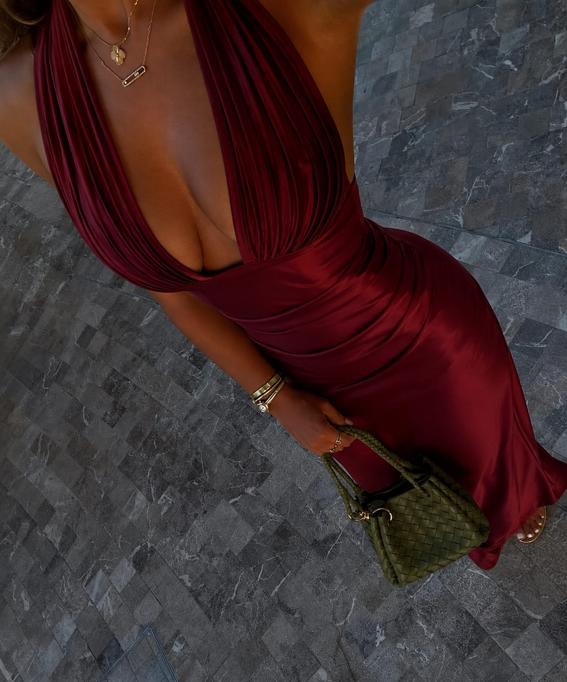 Customer photo review of VESTIDO MAXI SATÉN HALTER CON ESPALDA DE CORSÉ