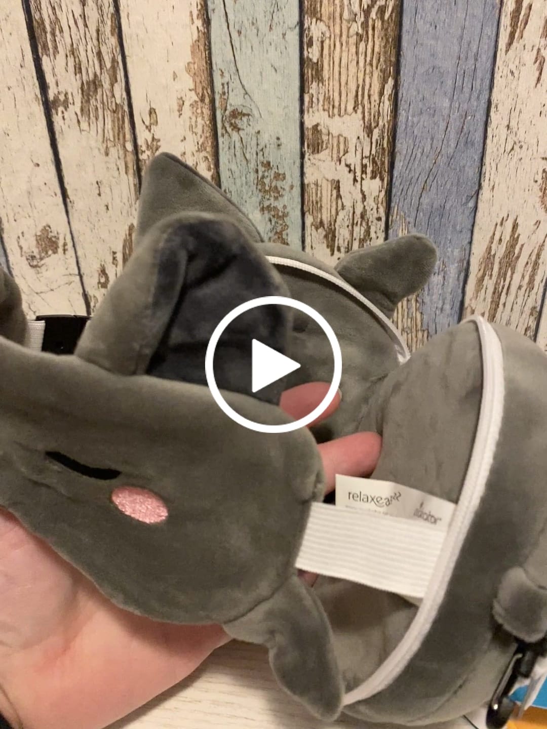 Customer video review of Fledermaus Reisekissen mit Schlafmaske – Magischer Reisebegleiter