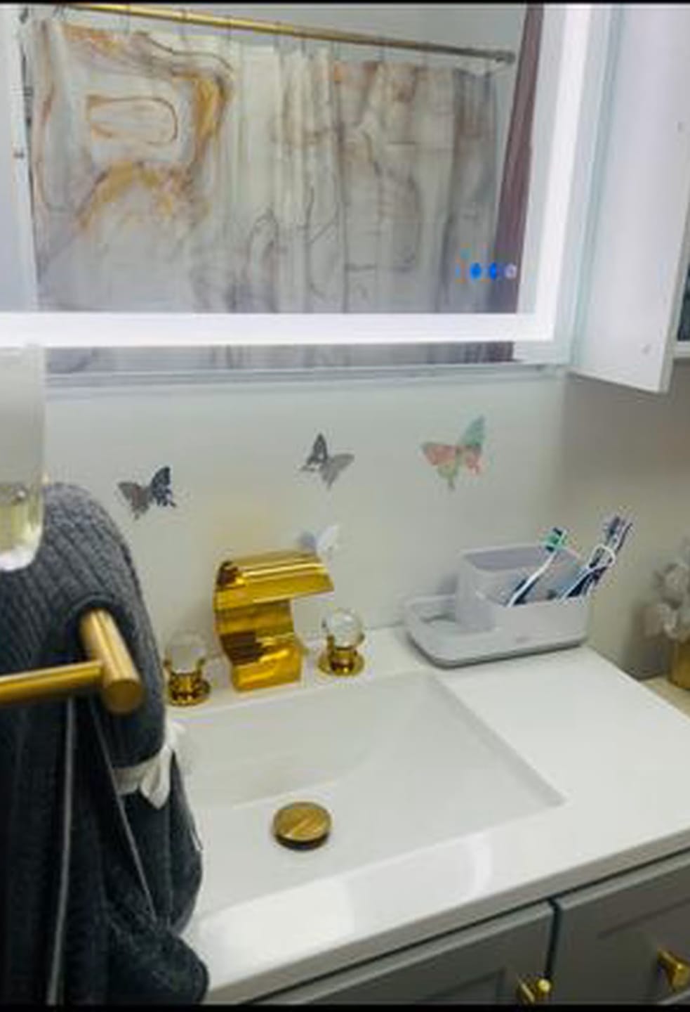 Customer photo review of Nidelva – Three-Piece Tub Faucet Hot & Cold Water Mixer Tap with Dual Crystal Handles