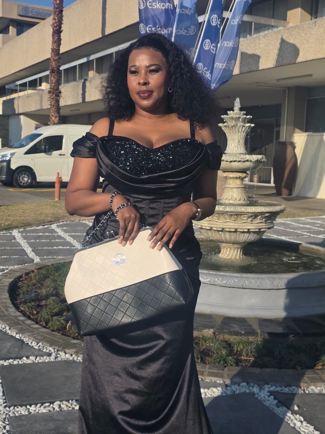 Customer photo review of ERA Oversized Kisslock Chain Bag – Black