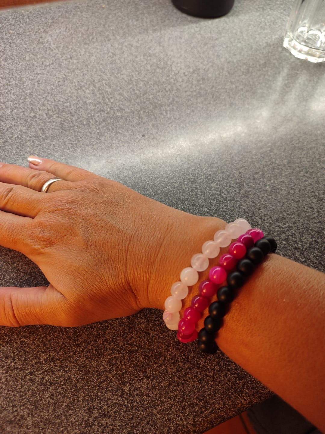 Customer photo review of »Menopause-Queen« Blockadenlöser-Armband aus echten Rosenquarz-Perlen inkl. abgebrochenem Stern
