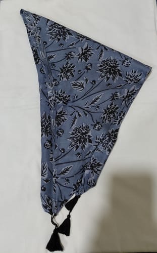 Reviewer's triangular Pañuelo Triángulo Flores Boho with blue floral pattern and dark tassels.