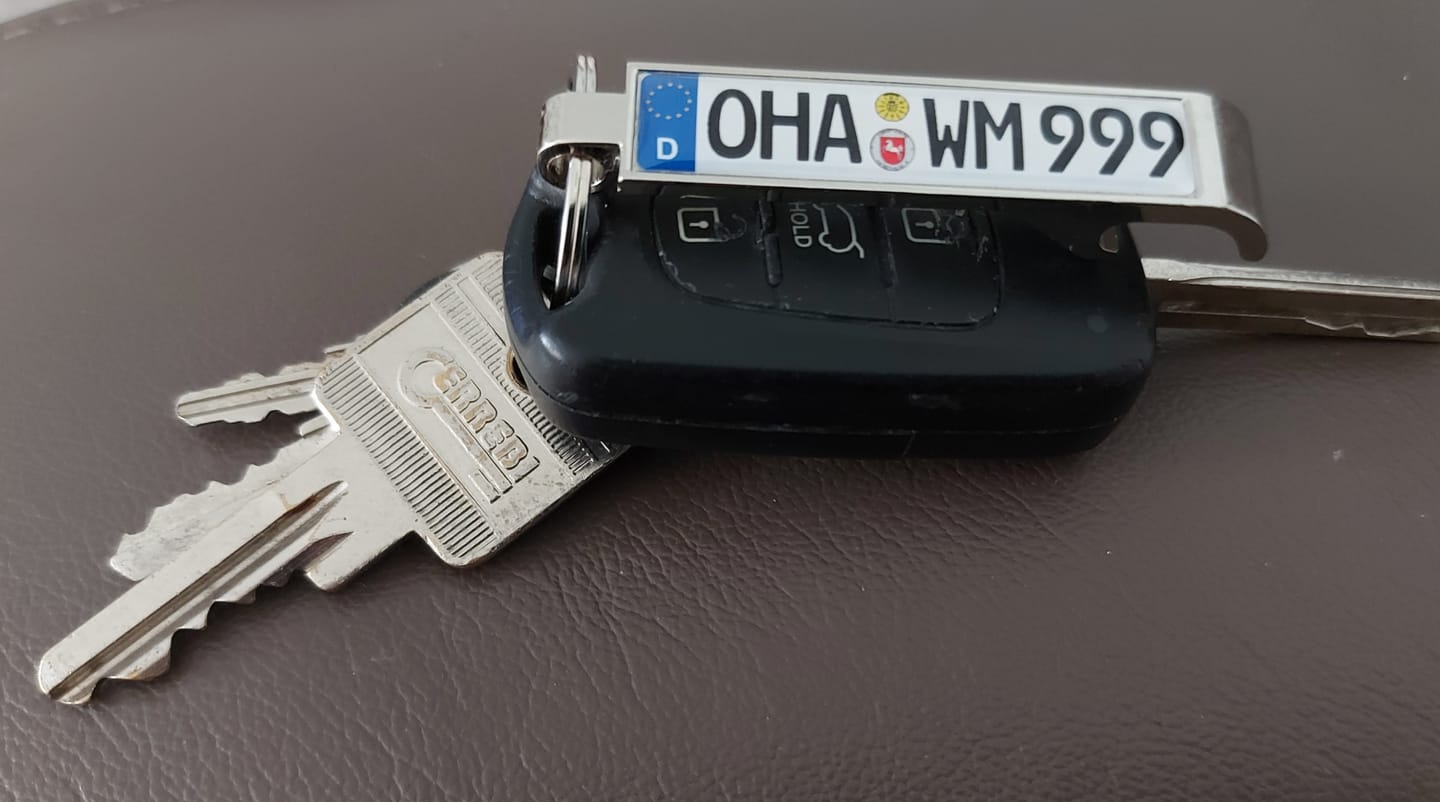 Customer photo review of Kennzeichen Schlüsselanhänger mit Flaschenöffner – Mini Nummernschild Metall