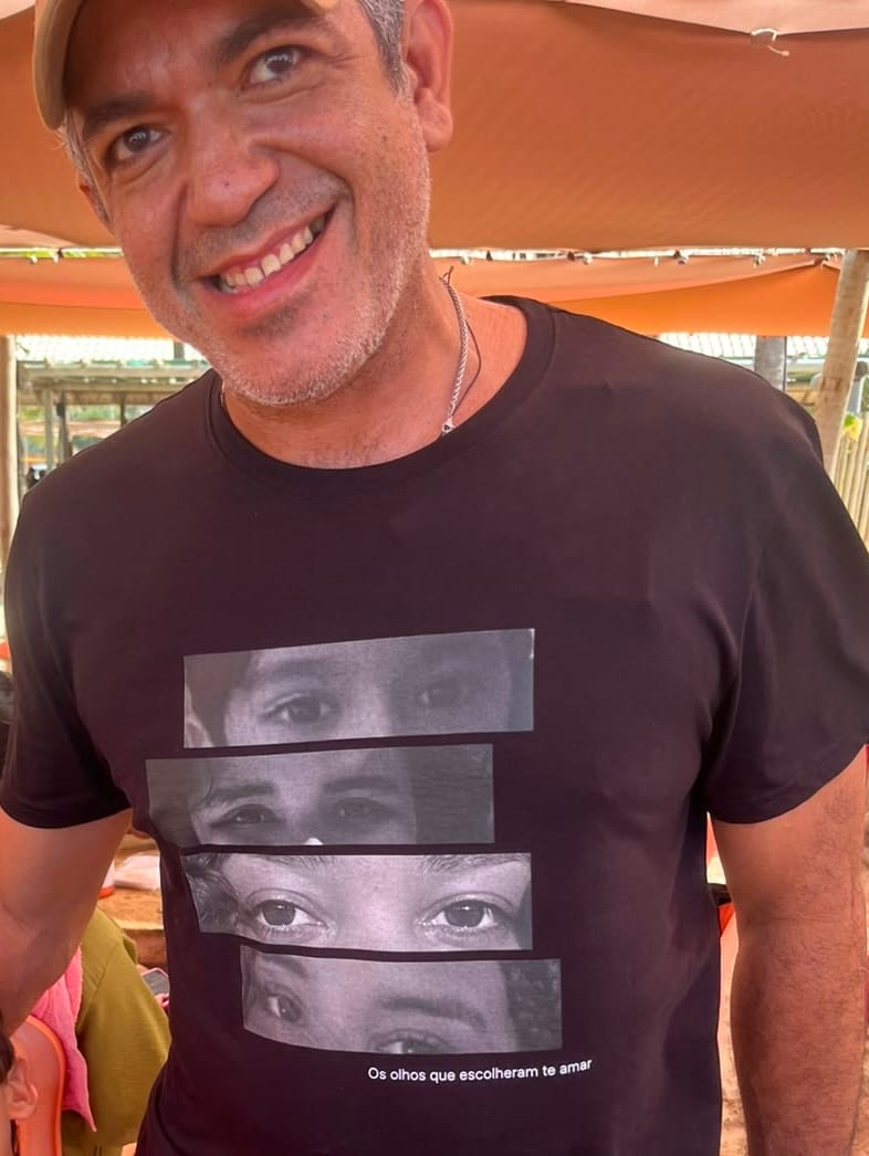Customer photo review of Camiseta Personalizada OLHARES DOS FILHOS - Algodão Peruano