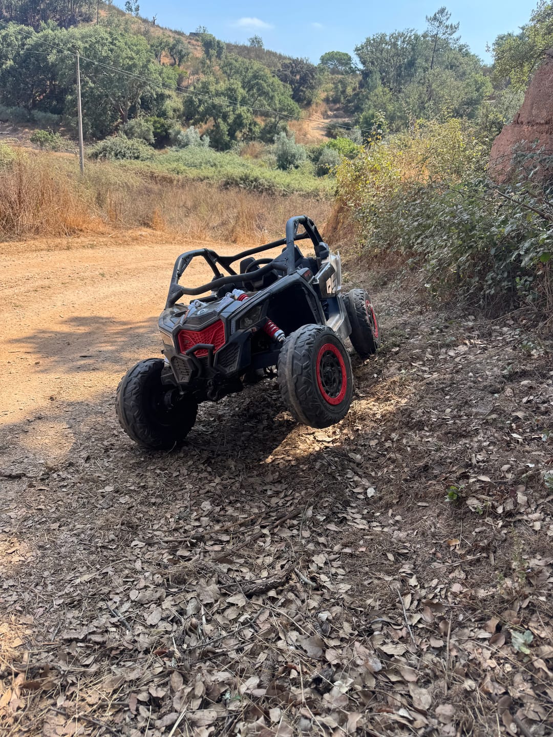 Customer photo review of Carro Elétrico para Criança CAN-AM MAVERICK TURBO RR 4x4 24v Caqui c/ RODAS DE BORRACHA & ASSENTO EM PELE