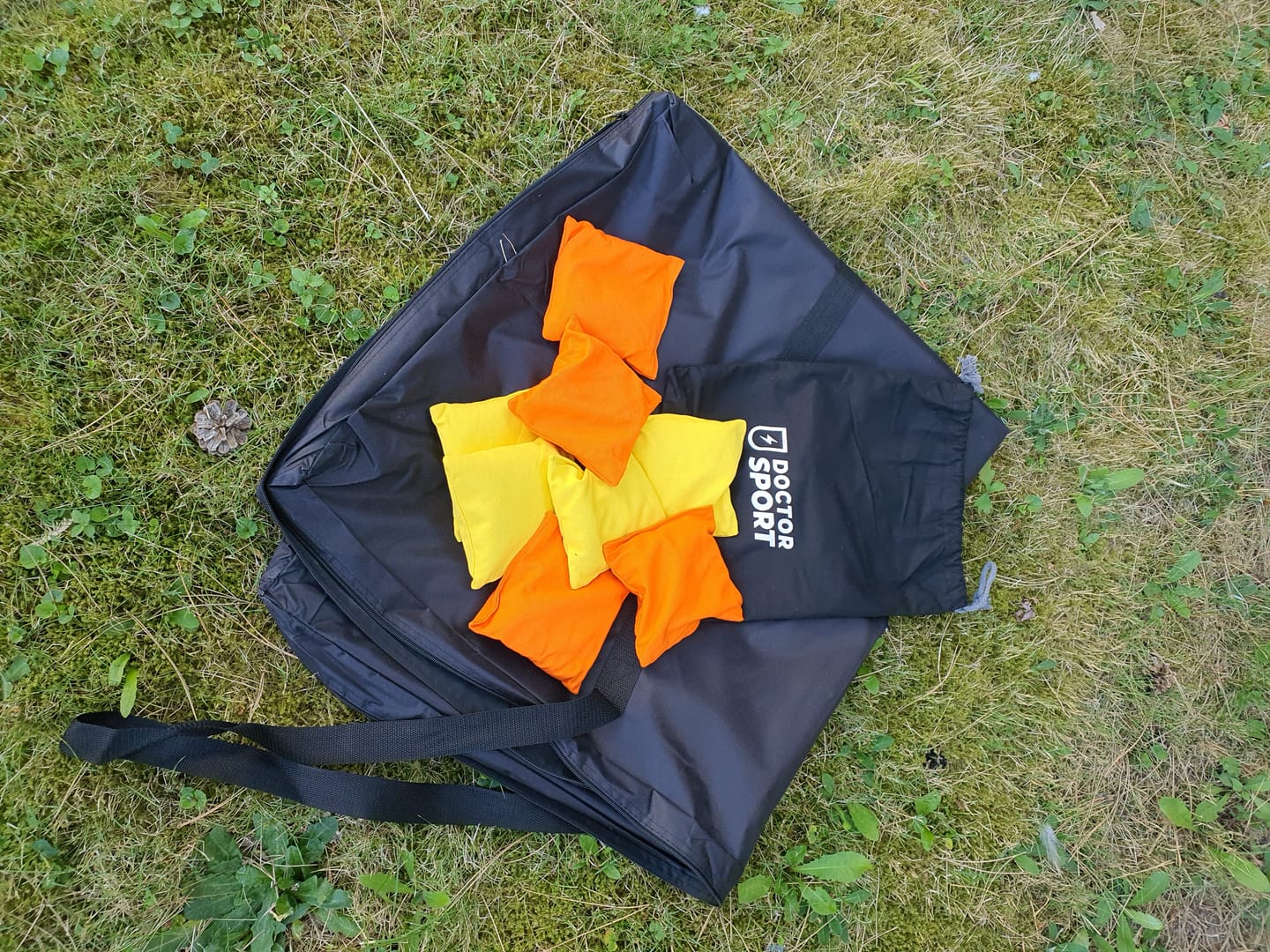 Customer photo review of DOCTOR Sport Cornhole Bean Bags 8er Set (4+4) – 15x15 cm – 400 g – All-Weather – Tasche