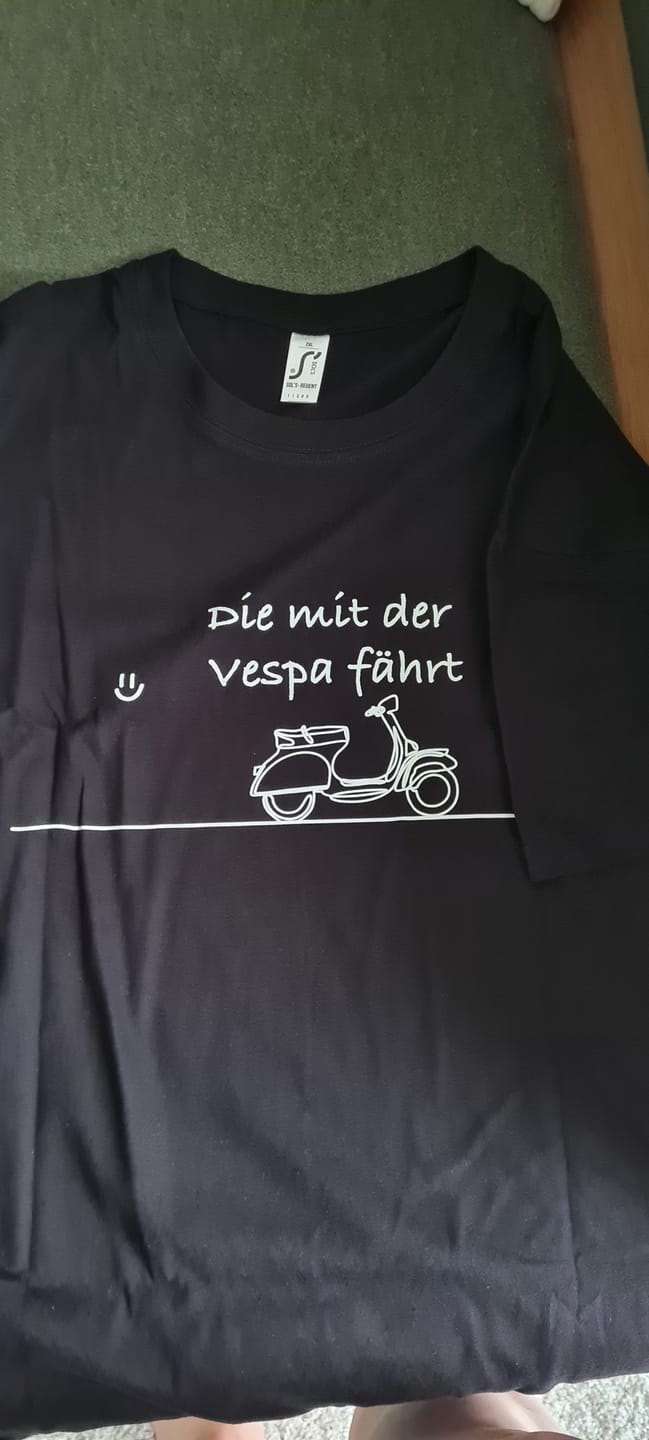 Customer photo review of Die mit der Vespa fährt - Herren Shirt