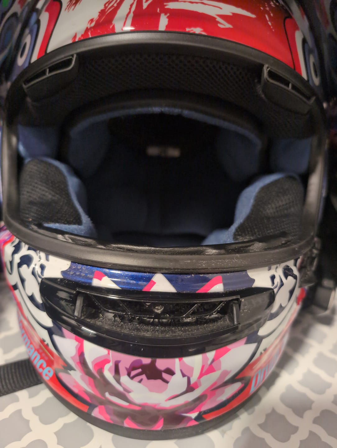 Avis client avec photo sur le casque Arai Regent-X Graphic - Rouge jungle/Bleu/Blanc