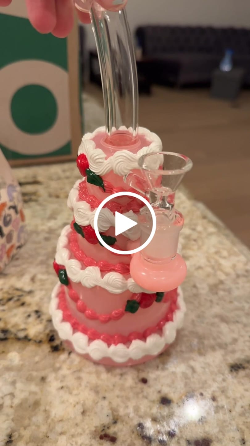 Customer video review of CAKE BONG