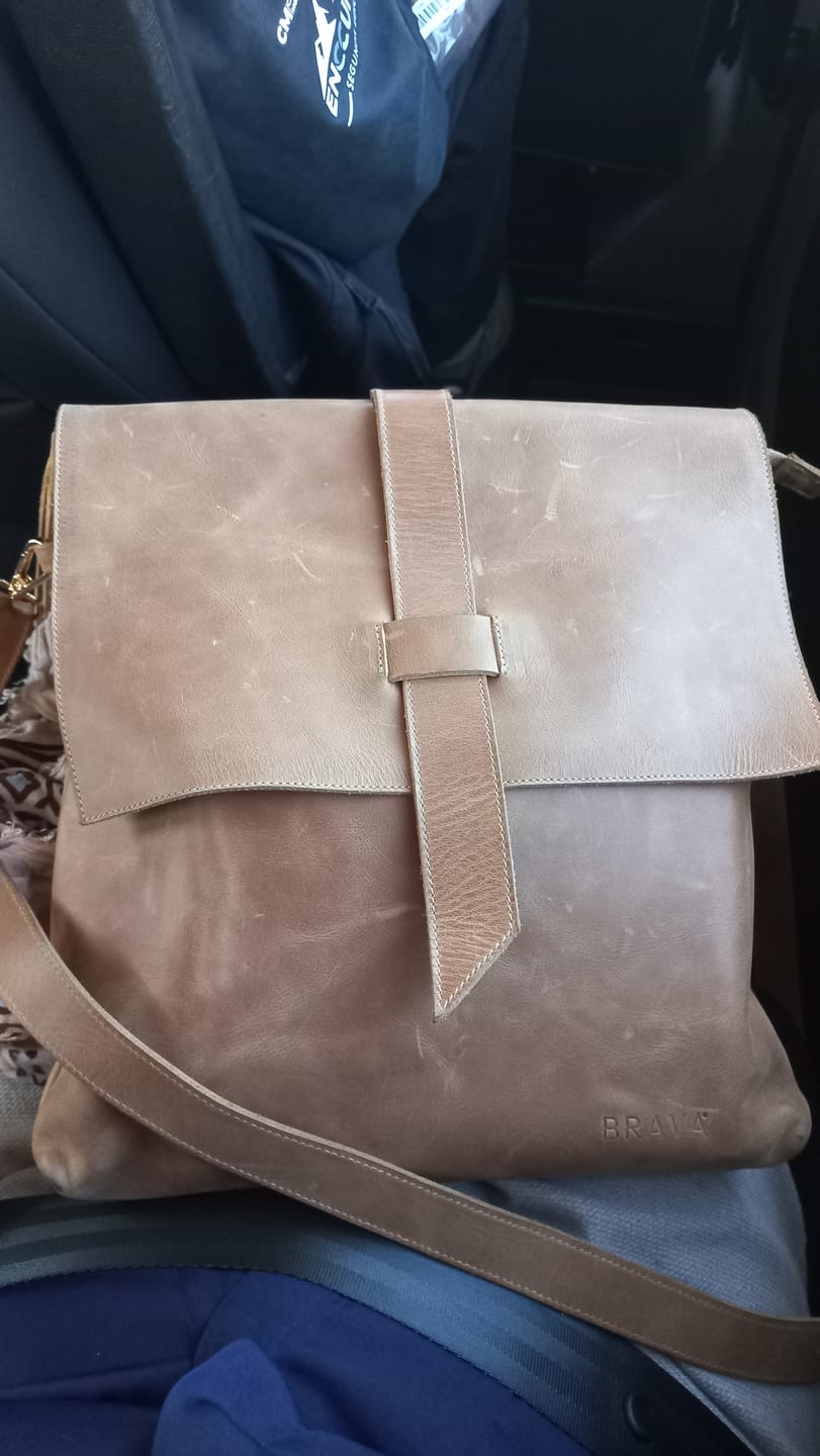 Customer photo review of Bandolera de cuero modelo PAZ tostado