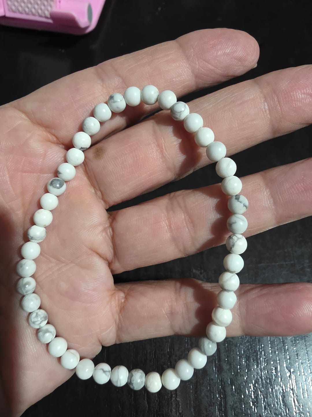 Customer photo review of Pulsera de Howlita (4 mm)
