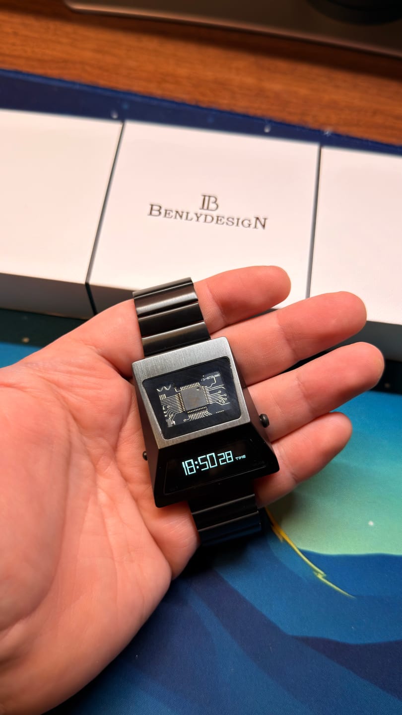 Customer photo review of Reloj Benly Design S3000B-C Cyber Watch OLED