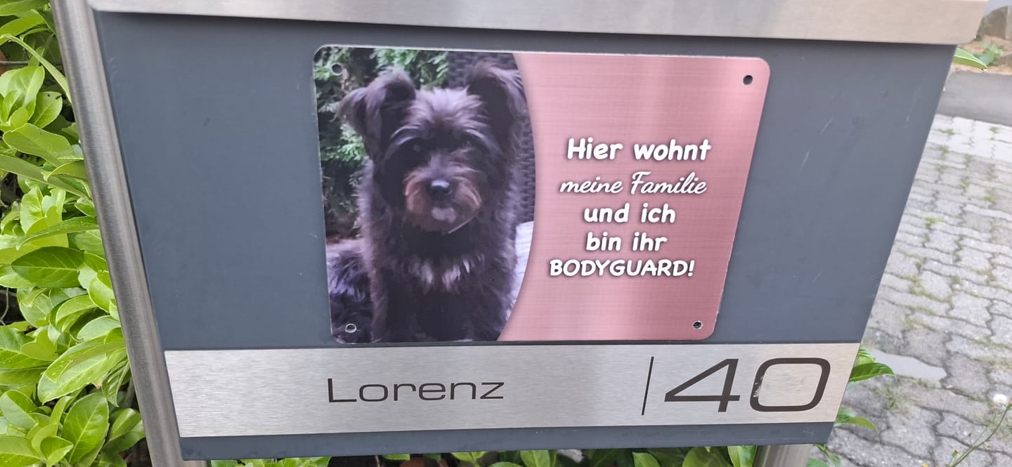 Customer photo review of Hunde-Türschild personalisiert mit Foto & Text (UV- und wetterfest)