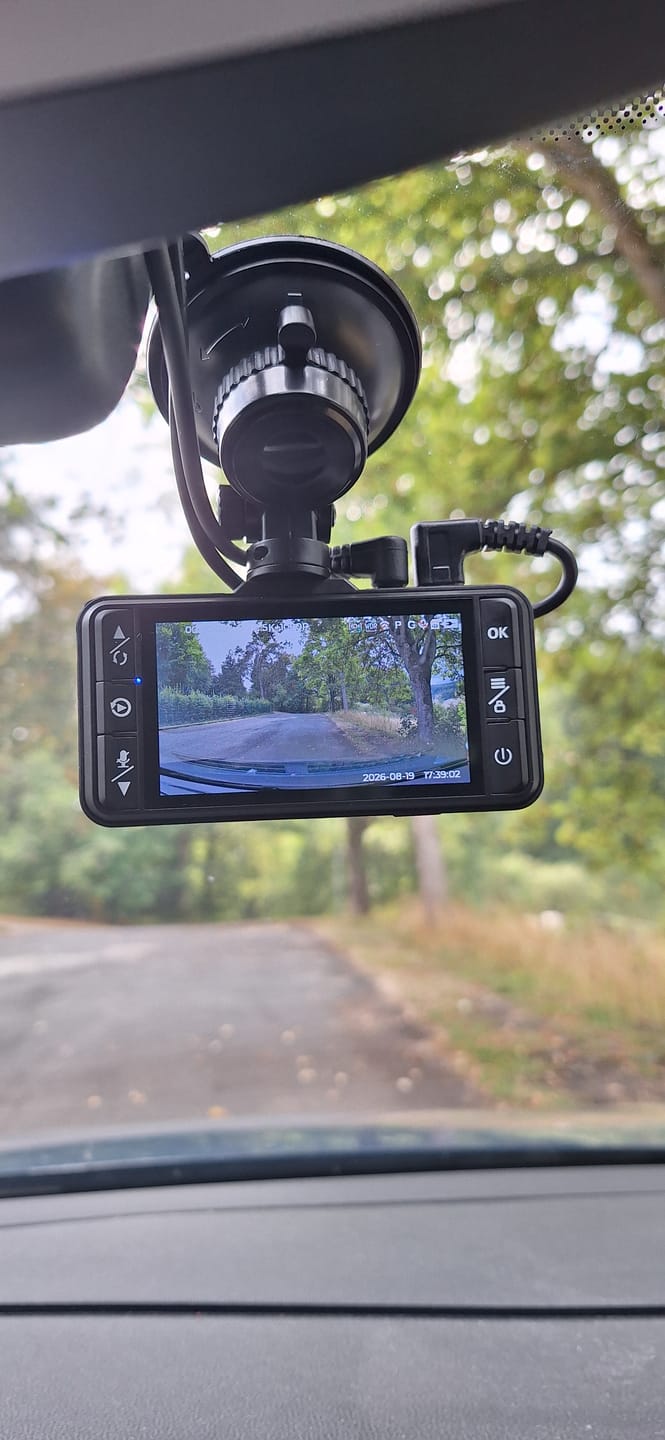 Customer photo review of 4K Dashcam mit 3,94" Bildschirm / Vorne & hinten / Autokamera mit 170° Weitwinkelansicht / Nachtsicht / Parküberwachung / G-Sensor
