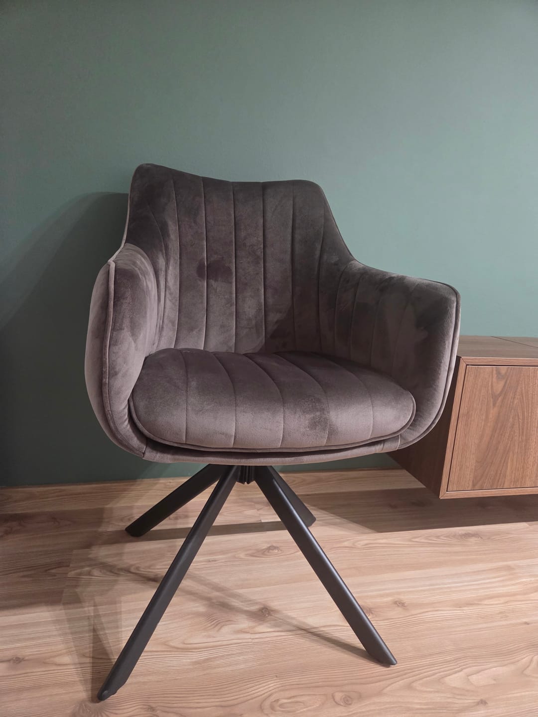 Customer photo review of Scaun living rotativ AZALIA, cappuccino/negru, stofa catifelata/metal, 61x58x86 cm