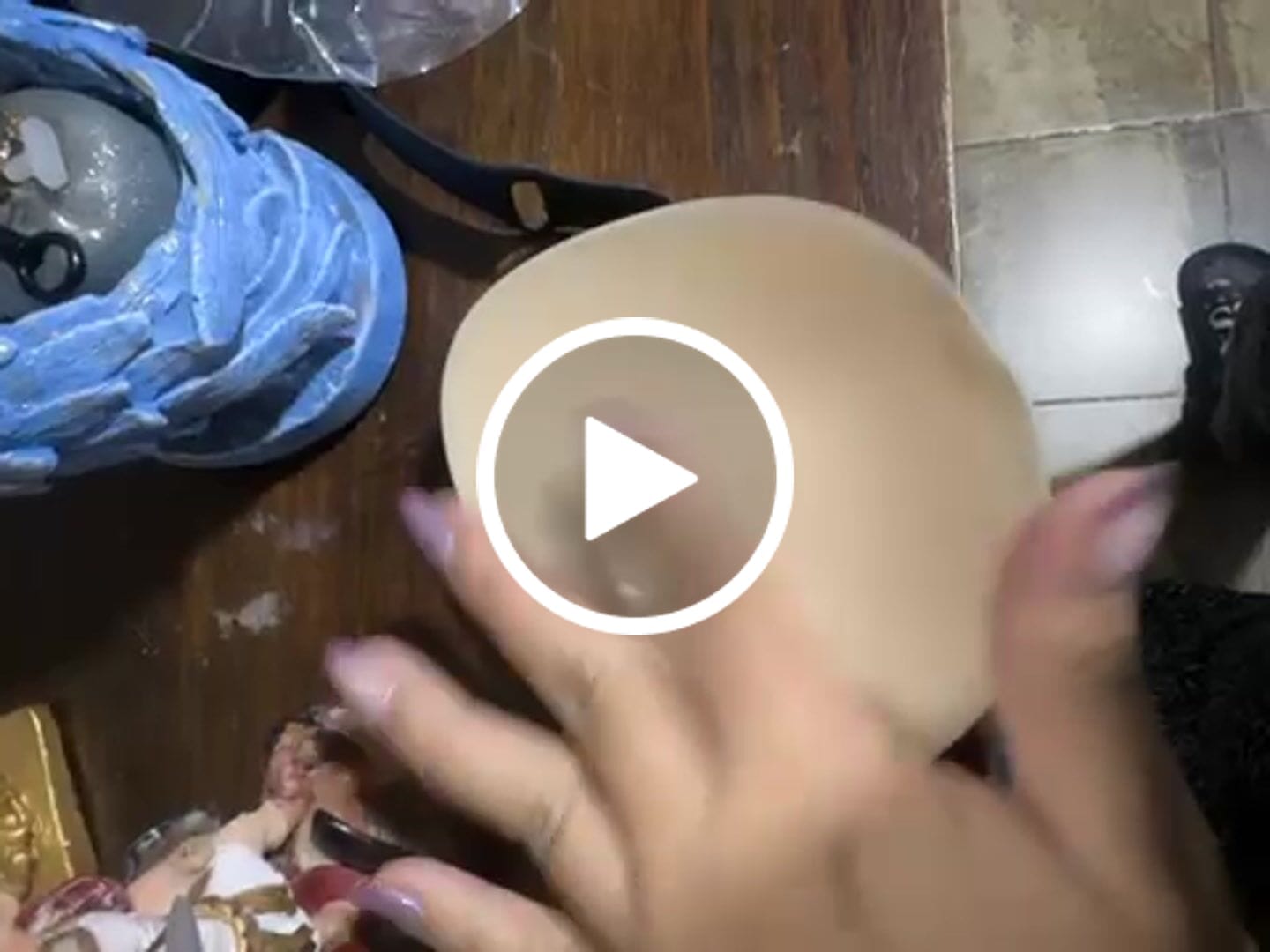 Customer video review of Brasier Invisible Adhesivo de Silicona, Keep Me Close - Nipskin®