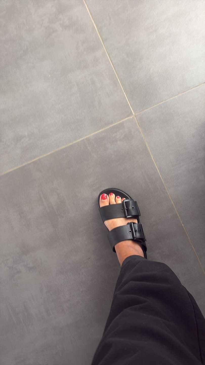 Customer photo review of כפכפי עור לנשים Sian