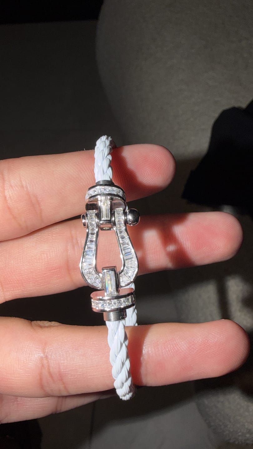 Customer photo review of צמיד יוקרתי עם רצועת חבל לבנה ואבזם בגוון כסף משובץ קריסטלים נוצצים — JEWELLUXE™
