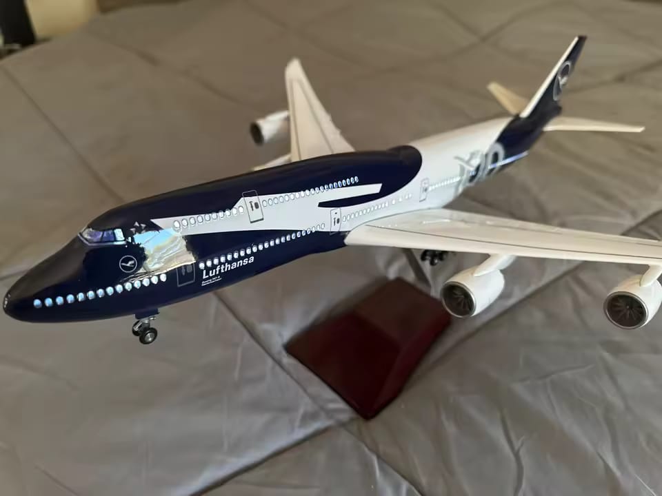 Customer photo review of Boeing 747-8 Lufthansa 100 Years Commemorative – 1:150 Scale Model