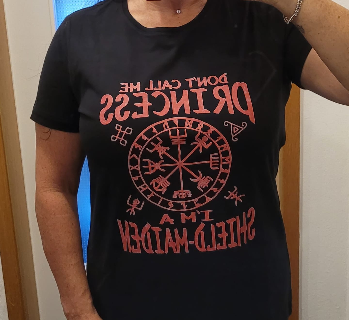 Customer photo review of Schildmaiden Premiumshirt Frontprint "Don't Call Me Princess, I'm a Shield-Maiden"