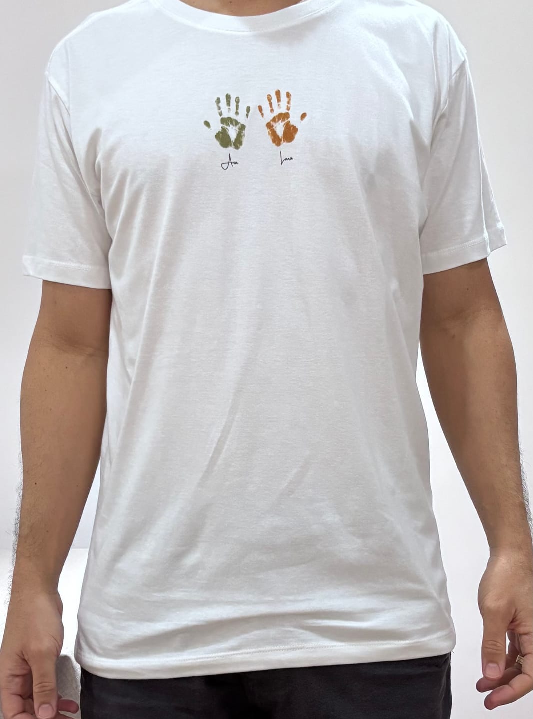 Customer photo review of Camiseta personalizada MÃOS DOS FILHOS - Algodão 100%