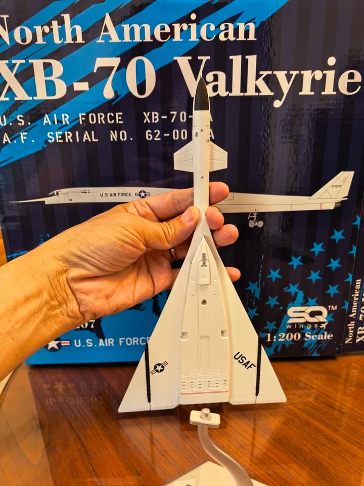 Customer photo review of USAF XB-70 20207 – Scale 1:200 Diecast Model – SQ wings L2139
