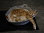 Le chat du client dort confortablement dans le panier Instinct gris en forme de chat.