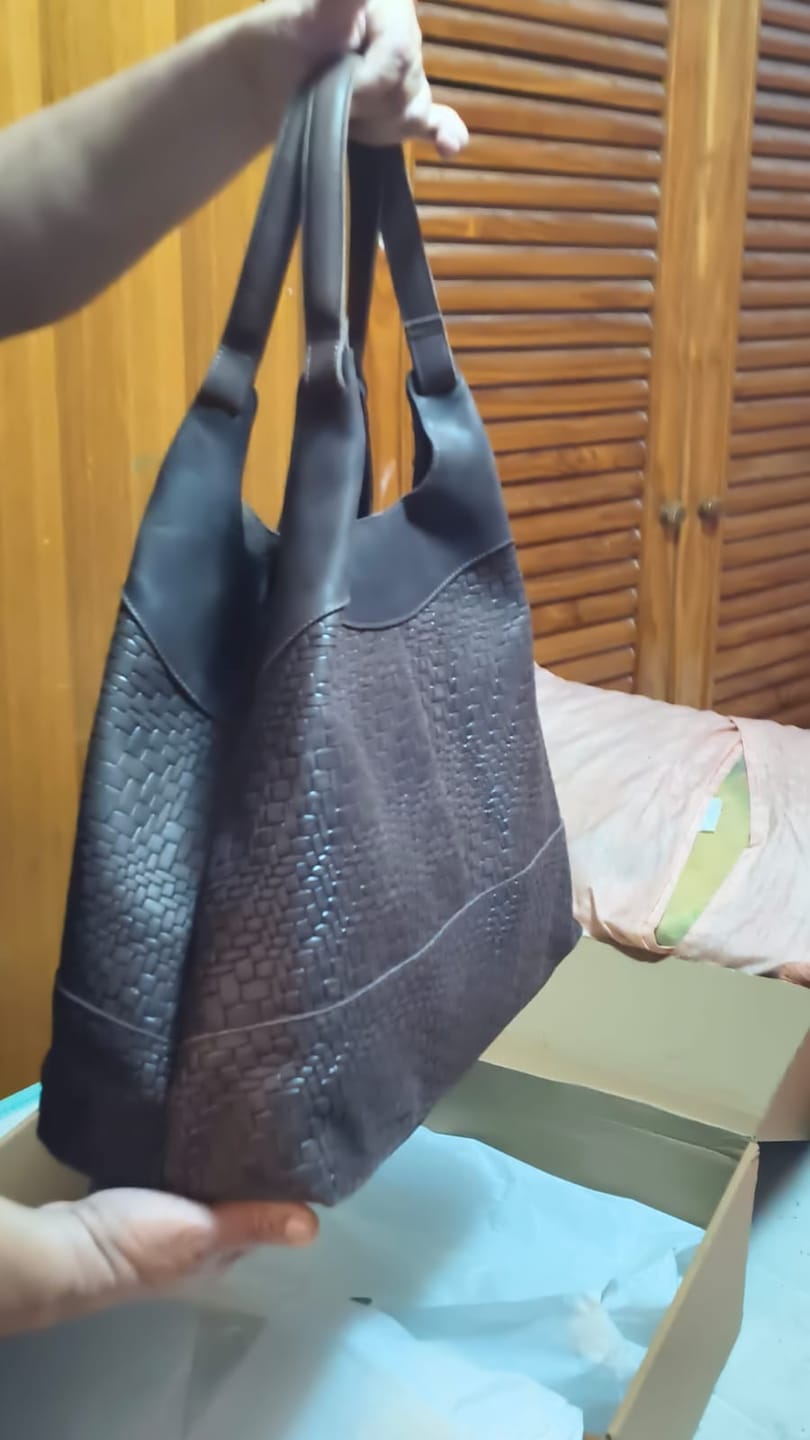 Customer photo review of Cartera de cuero modelo VICTORIA Chocolate