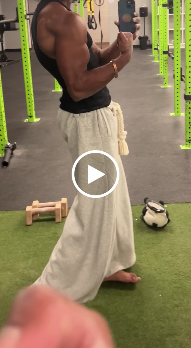 Customer video review of Aelfric Eden Super Baggy Barrel Sweatpants
