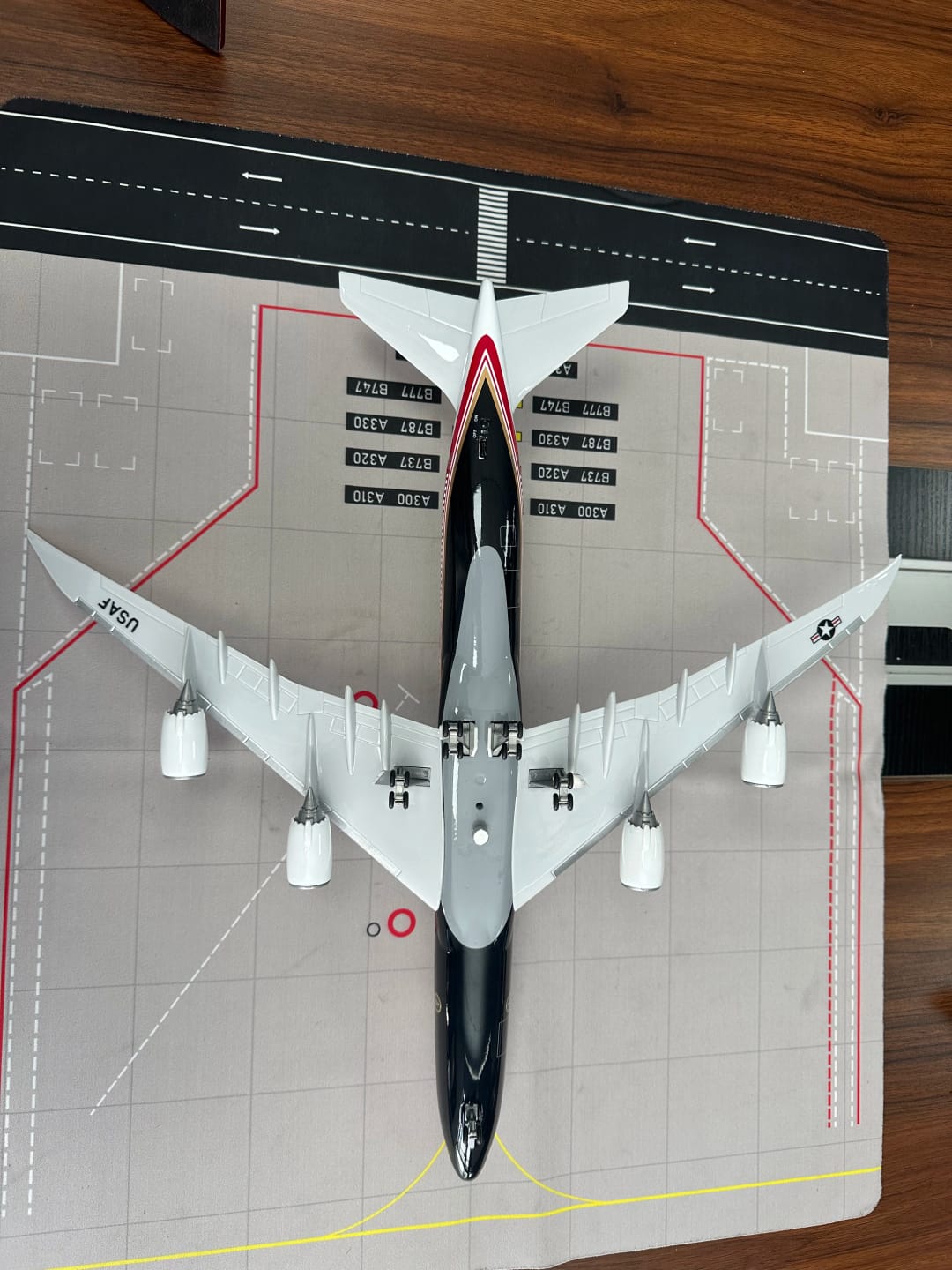 Customer photo review of Air Force One Boeing 747-8 (VC-25B) 1:150 Scale Model Airplane – New Presidential Livery (47cm / 18.5")