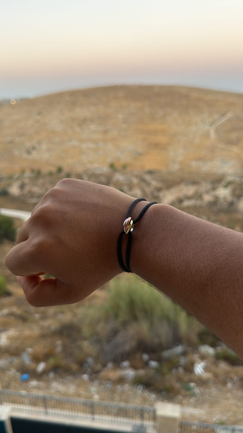 Customer photo review of צמיד אלגנטי עם חוט בגוון שחור וטבעת משולשת בגווני גולד — JEWELLUXE™