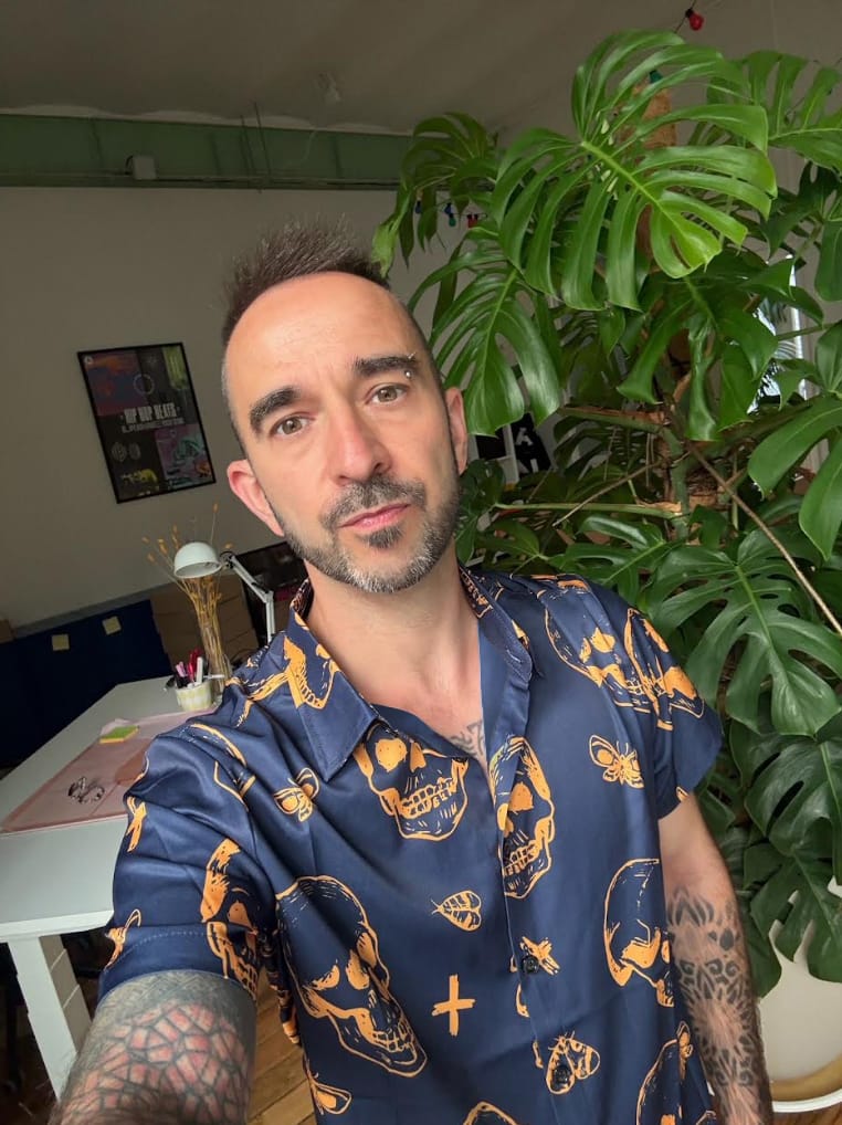 Customer photo review of Chemise hawaïenne Aloha à manches courtes avec imprimé tête de mort orange pour homme